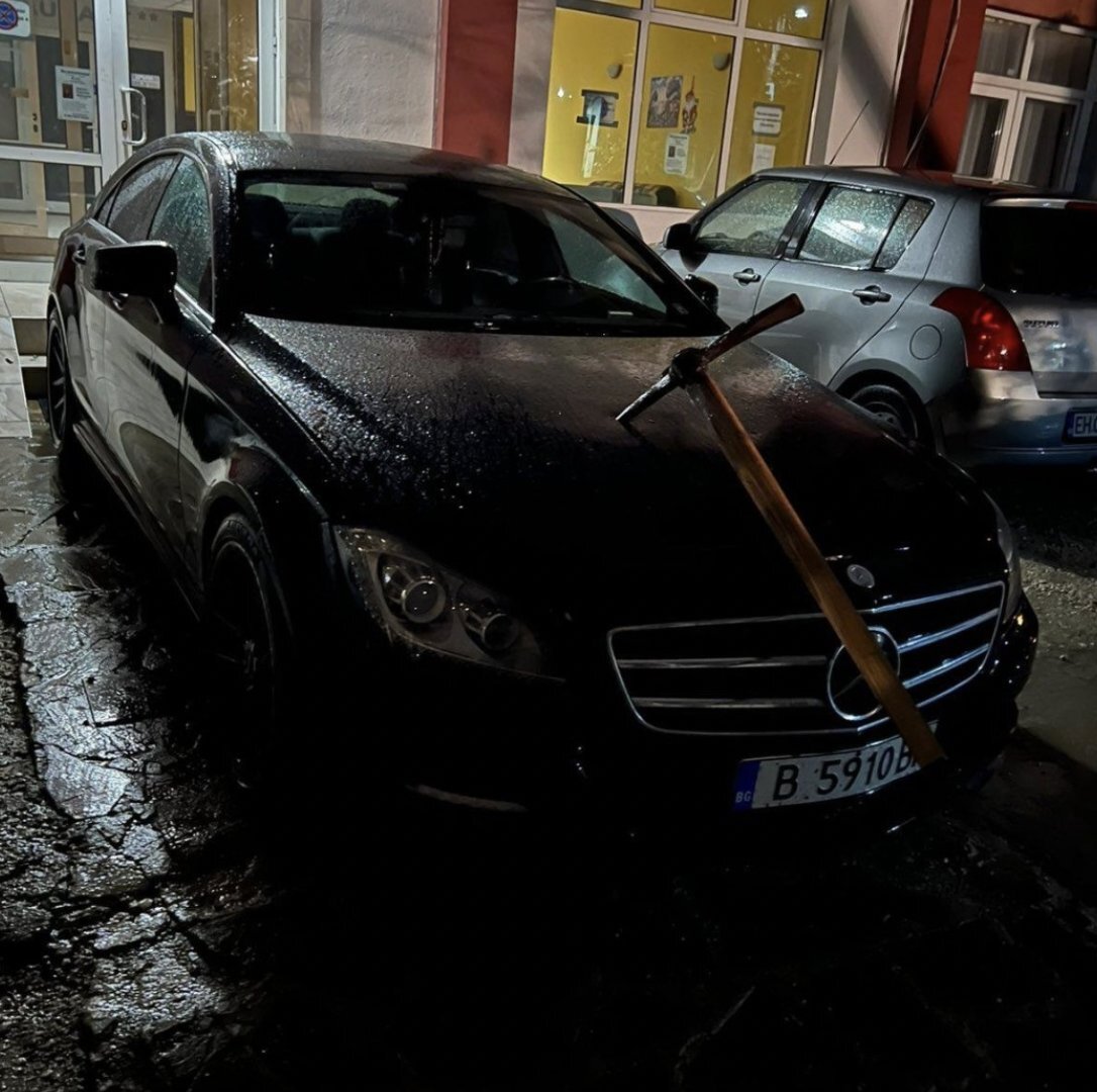 Автомобилът на председателя на групата на Възраждане в Общинския съвет