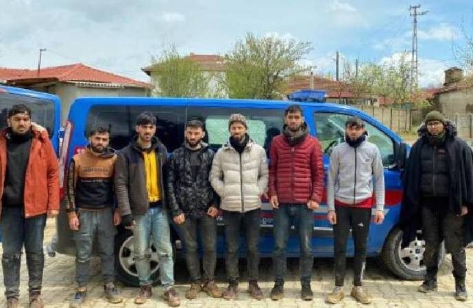 13 нелегални мигранти заловени от екипи на жандармерията в Турция