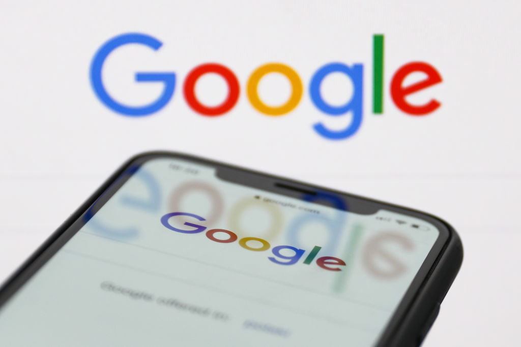 Съд в Москва наложи глоби на компанията майка на Google