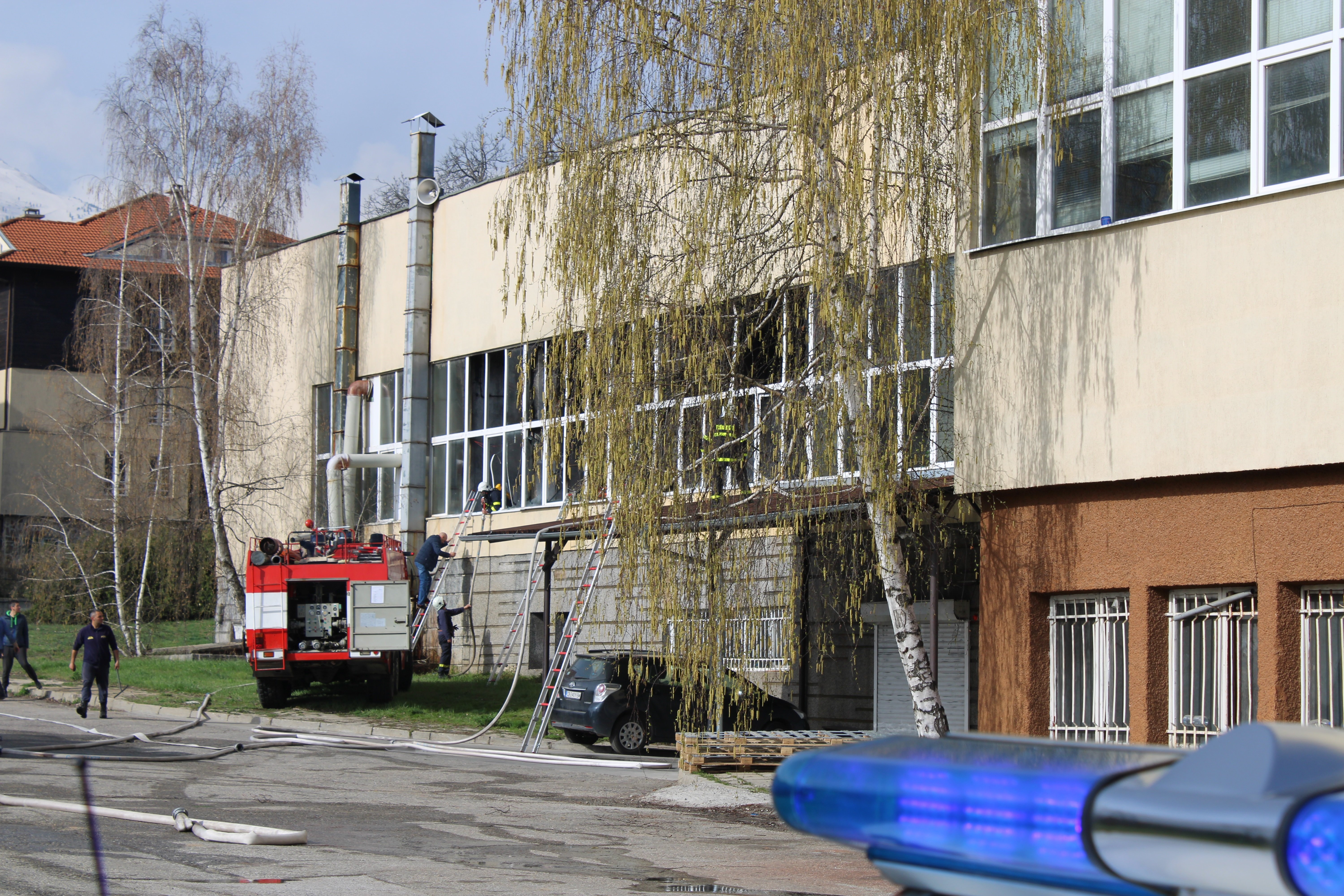 Пожар е избухнал в бившия телефонен завод в Банско е
