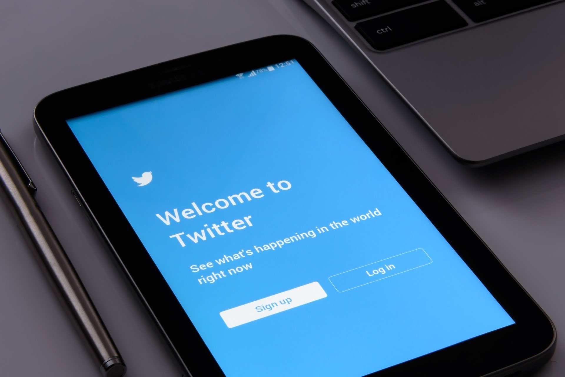 Туитър съобщи че въвежда забрана за публикуване на сайта си