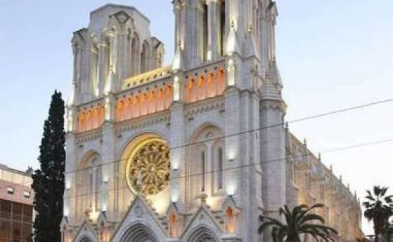 Мъж е нападнал с нощ свещеник в църква в Ница