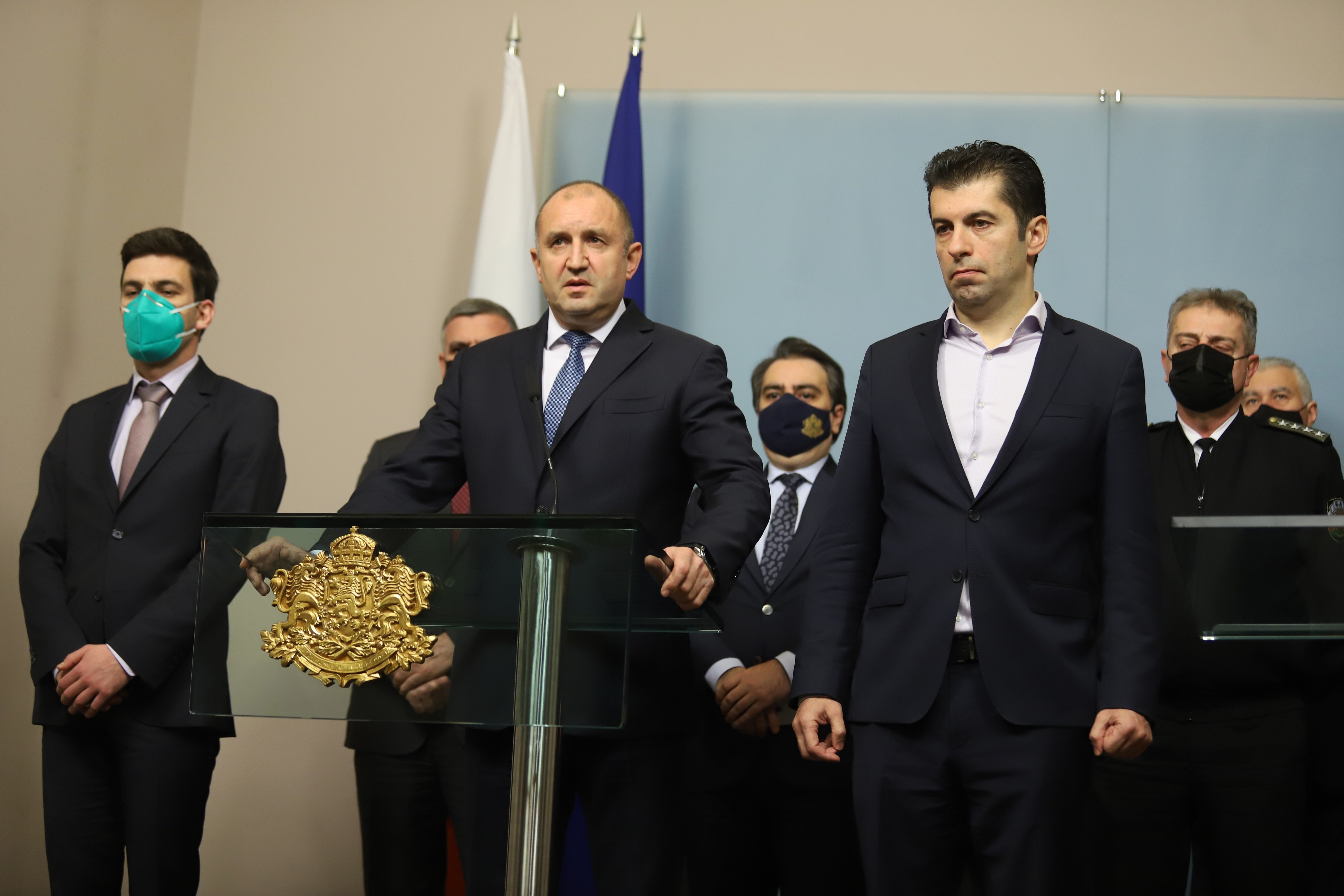 Президентът Румен Радев и премиерът Кирил Петков поздравиха Еманюел Макрон