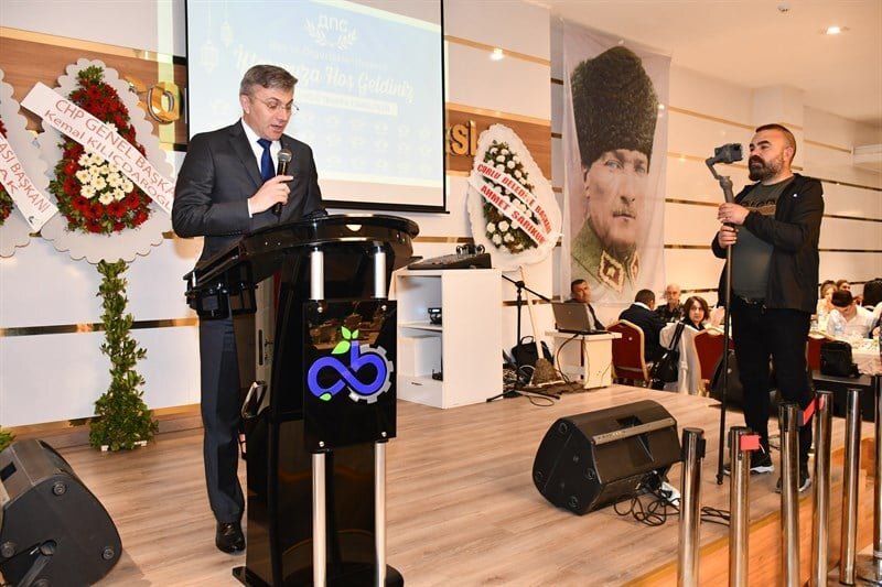 Председателят на Движението за права и свободи Мустафа Карадайъ призова