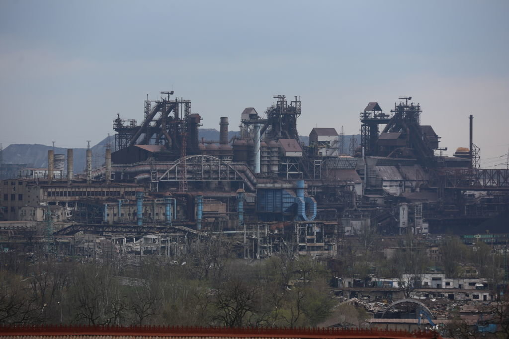 Руските сили продължават да нападат огромния завод Азовстал където са