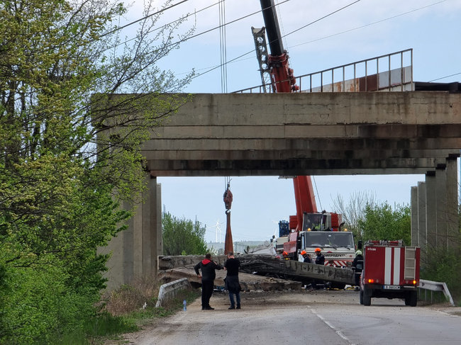 Мостово съоръжение се срути на пътя край Девня в района
