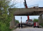 Мостово съоръжение падна върху кола край Девня, две жени са затиснати (обновена)