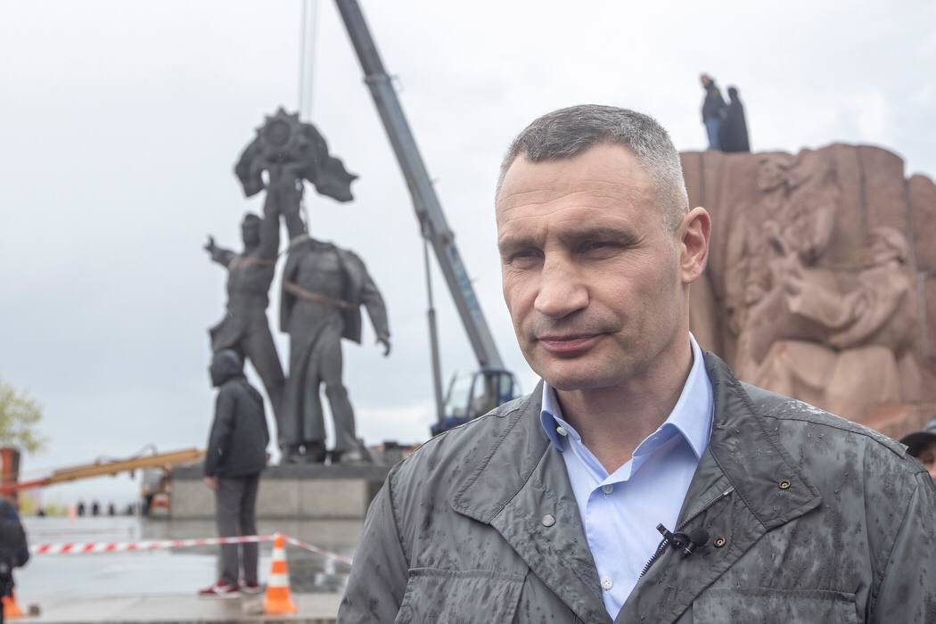 Започна демонтажът на бронзовия паметник под Арката на дружбата в Киев,