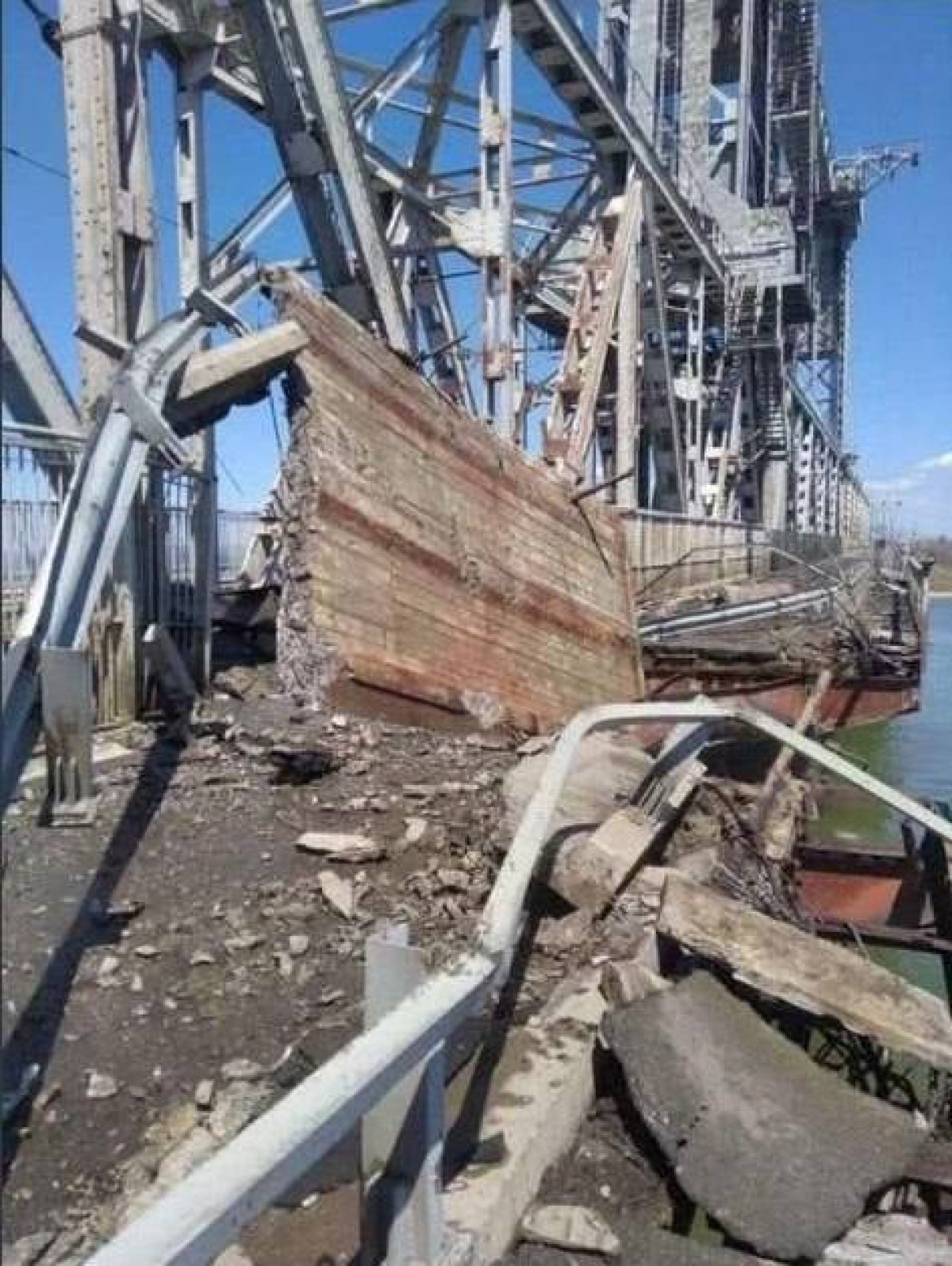Нов ракетен удар по подвижния мост в Затока в Одеския