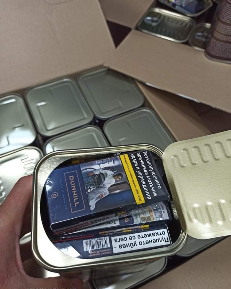Митничари хванаха 450 кутии нелегални цигари в консервни кутии за