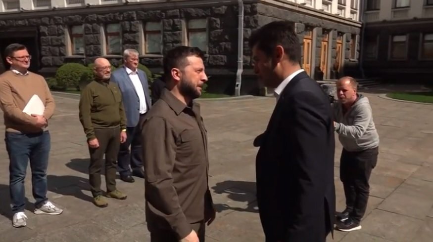 Премиерът Кирил Петков и неговата делегация бяха посрещнати в ранния