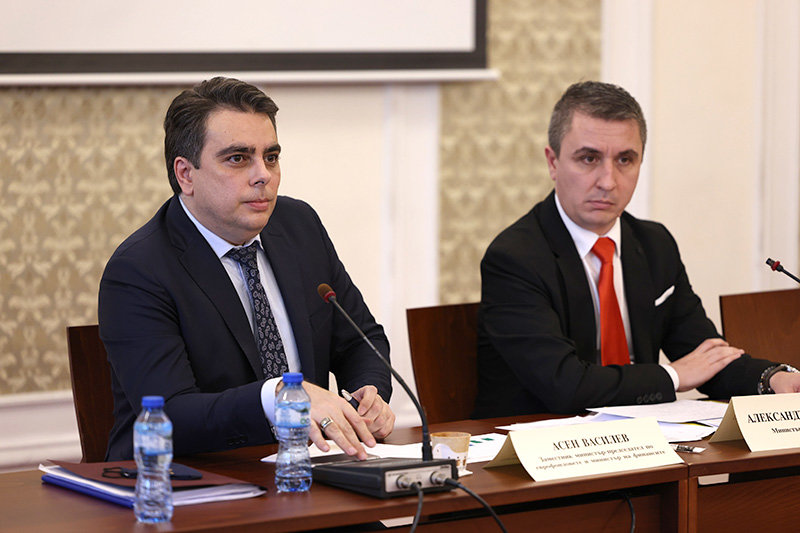 Вицепремиерът Асен Василев и енергийният министър Александър Николов не подкрепят