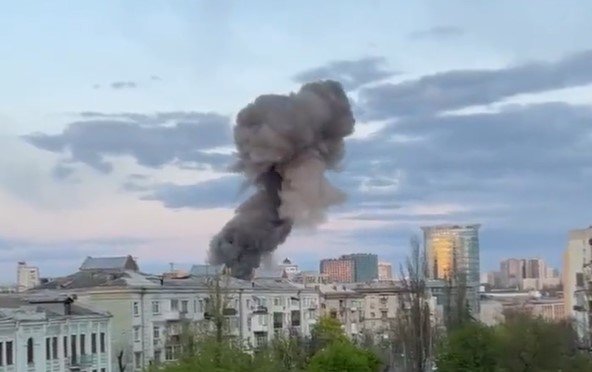 Тази вечер руската армия нанесе два ракетни удара по Киев съобщи