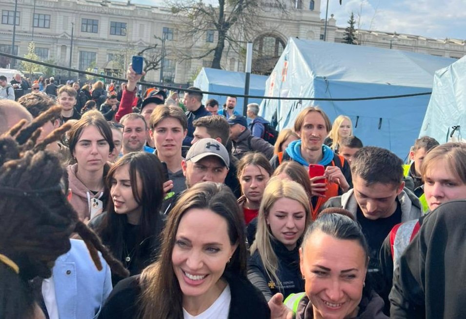 Актрисата Анджелина Джоли изненадващо пристигна в Украйна Днес в мрежата бе