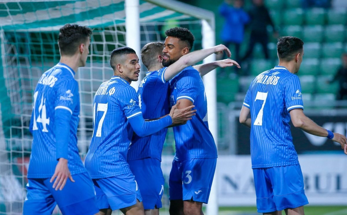 Левски победи Ботев Пловдив с 2 0 и съкрати наполовина преднината