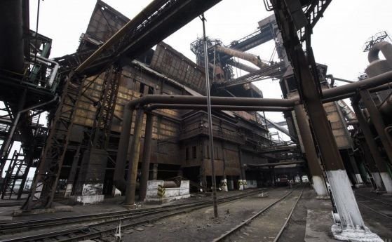 Около 100 души вече са евакуирани от завод за стомана