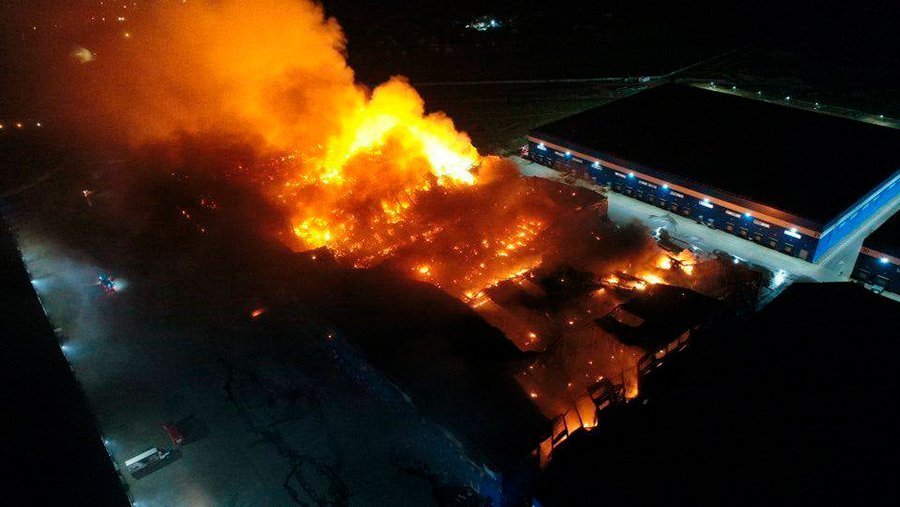 Огромен пожар е избухнал в нощта срещу вторник в полиграфически