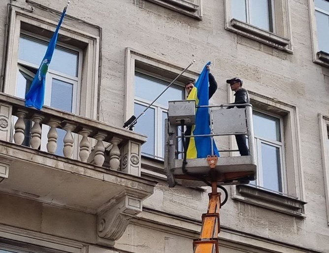 Двама неизвестни младежи свалиха знамето на Украйна от сградата на