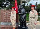 Паметник на 'бабушка' със знамето на СССР се появи и в Мариупол