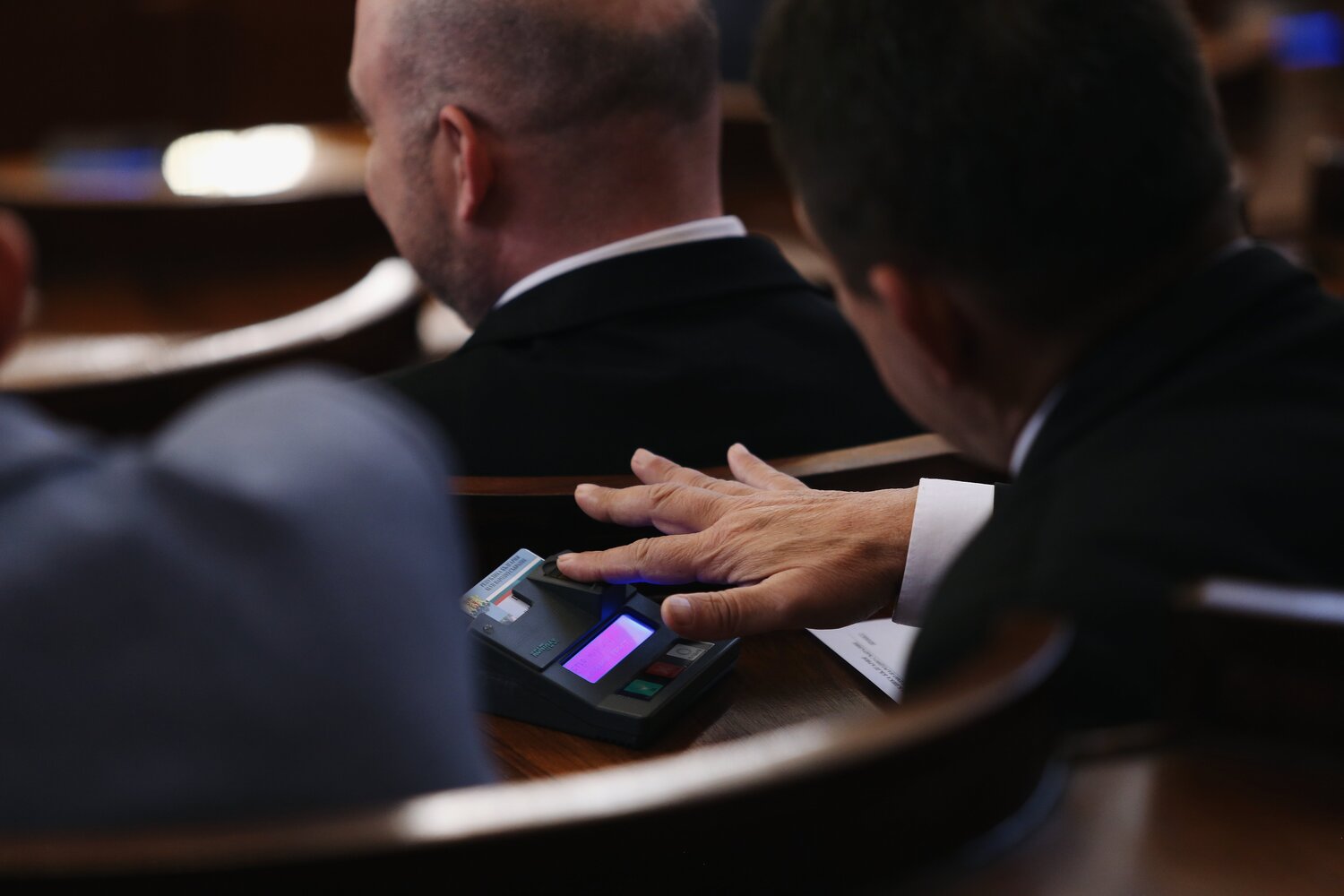 Препечатваме текста от Твърдо с емоционални паузи почти като Лорънс