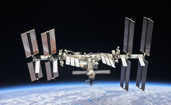 Четирима астронавти успешно се завърнаха на Земята след шестмесечния си