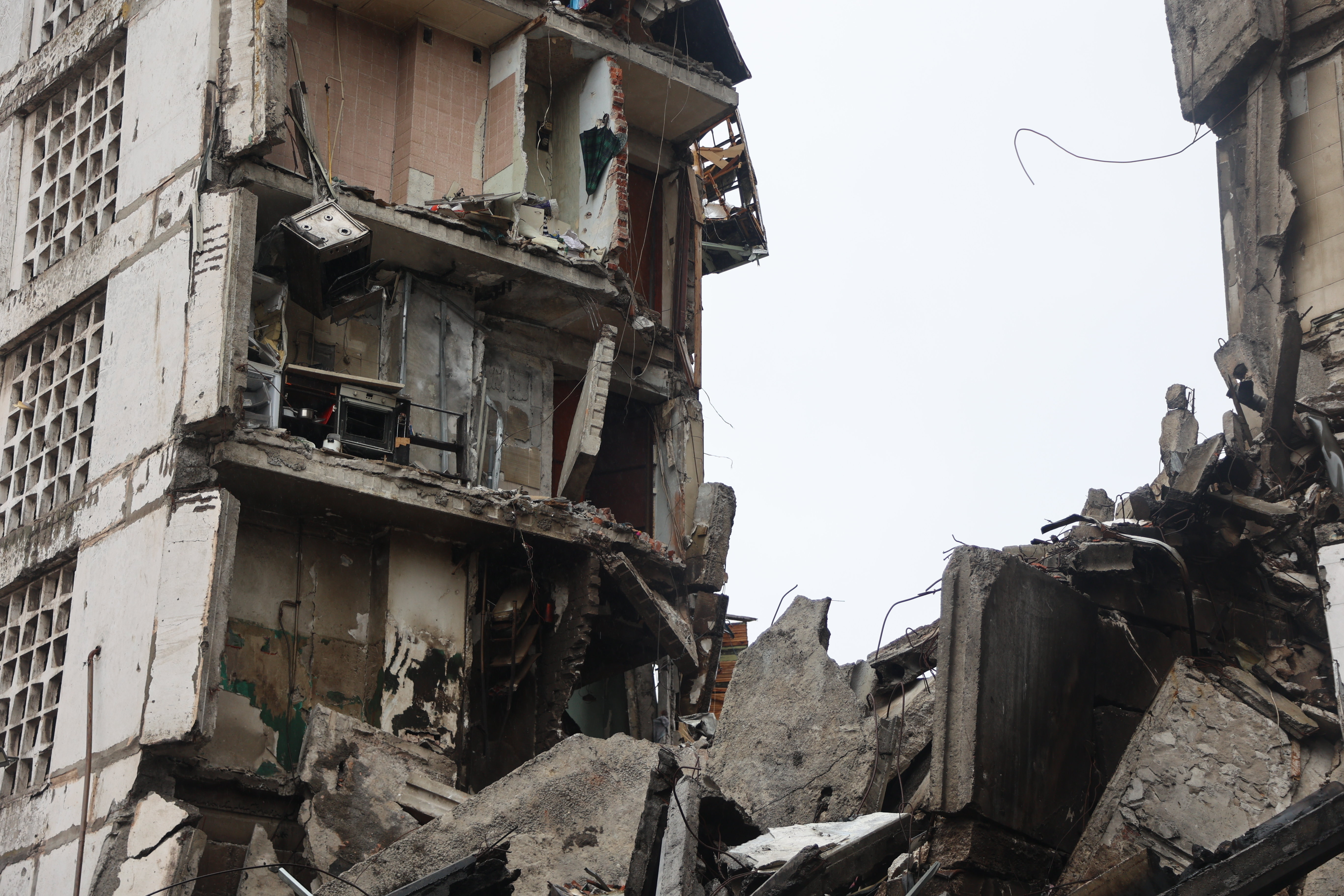 Участници в разчистването на развалините в Мариупол твърдят че под