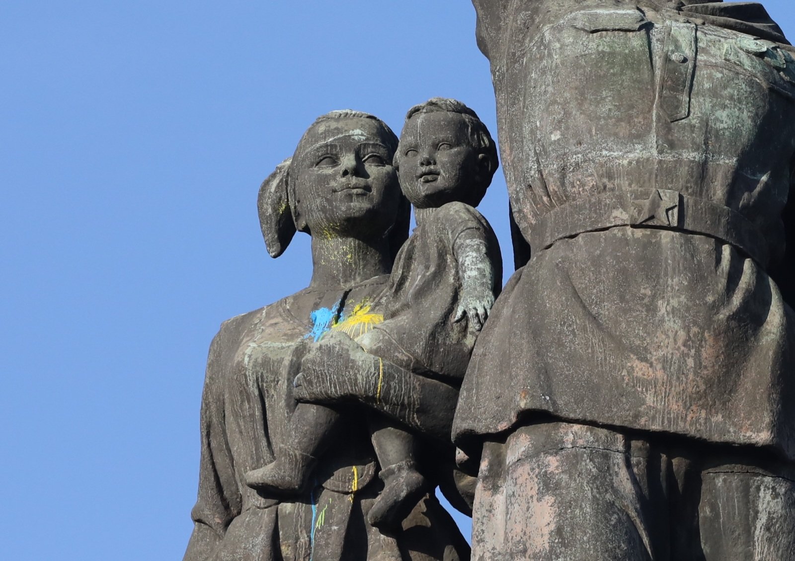 Една от фигурите на паметника на съветската армия в София