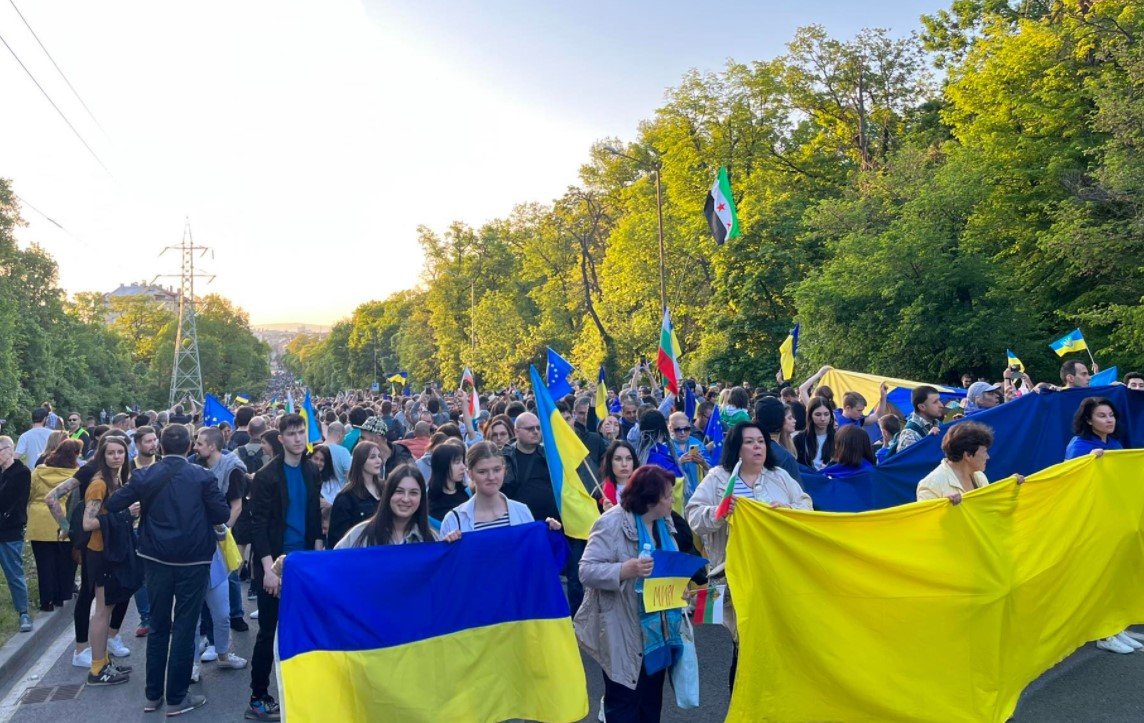 Хиляди се събраха в центъра на София на шествие срещу руския