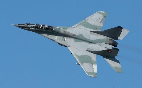 Български МиГ-29 отново оказаха помощ на пътнически самолет, съобщи Министерството