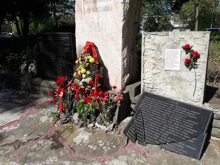 Спорен съветски паметник в Бургас е бил разбит, а руска