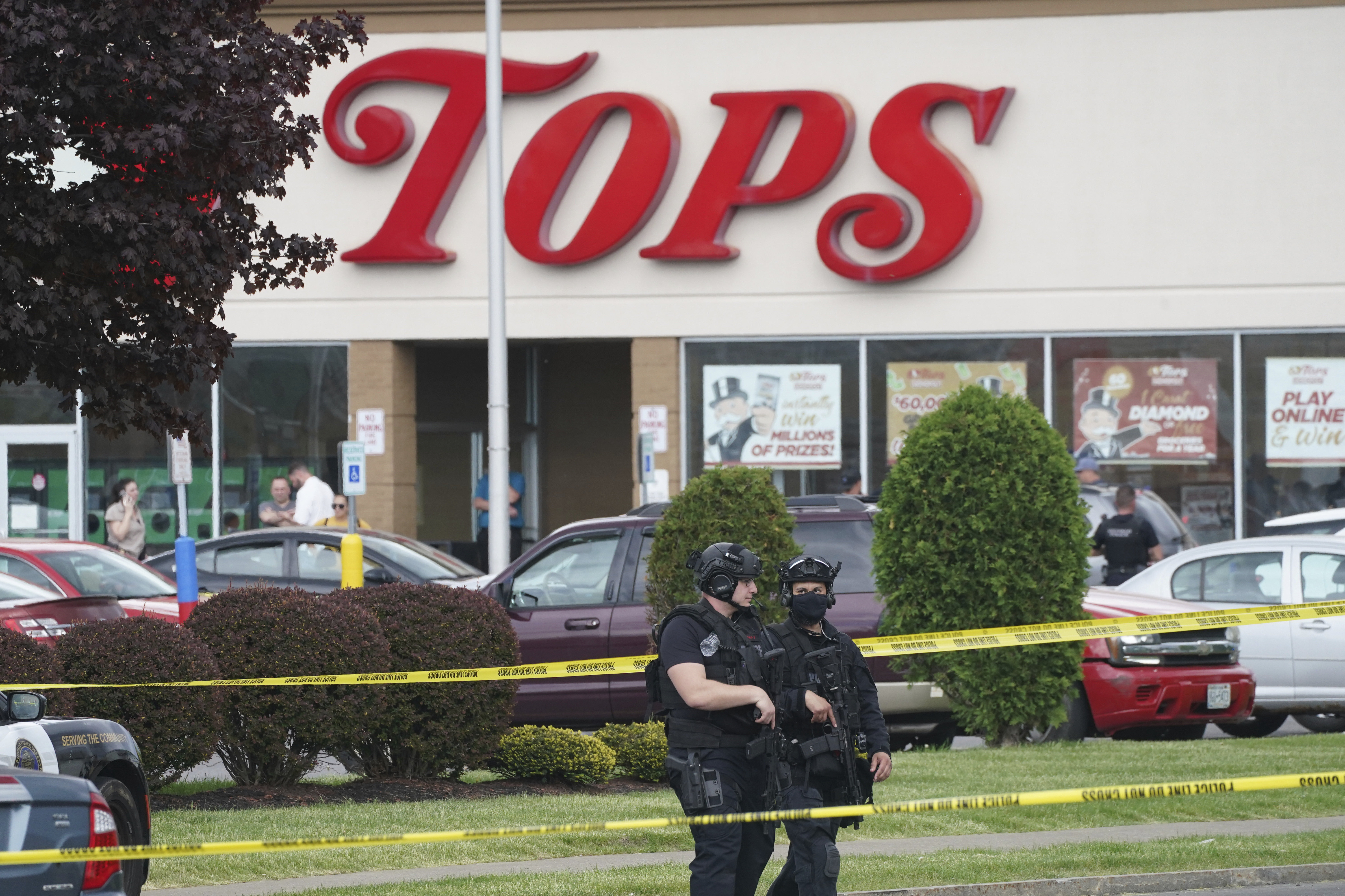 Най малко 10 човека бяха убити при стрелба в супермаркет в
