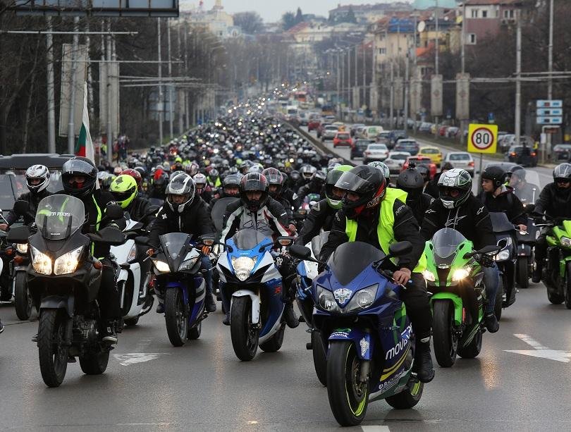 Хиляди мотористи излизат на протест в пред Народното събрание днес, очаква