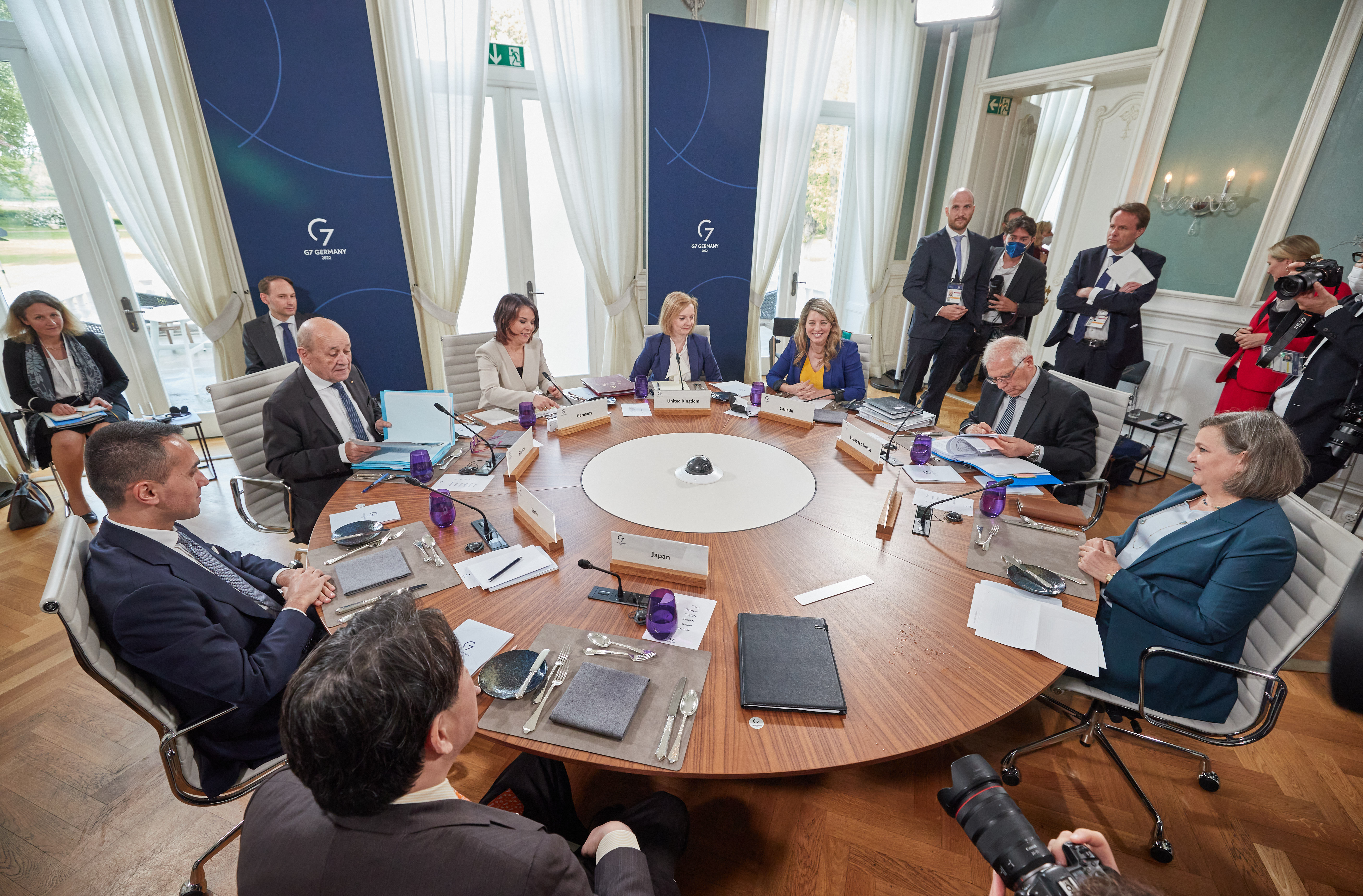 Великобритания и партньорите ѝ от Г 7 обмислят използването на руски