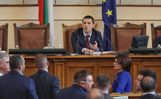 Мирослав Иванов остава зам.-председател на Народното събрание