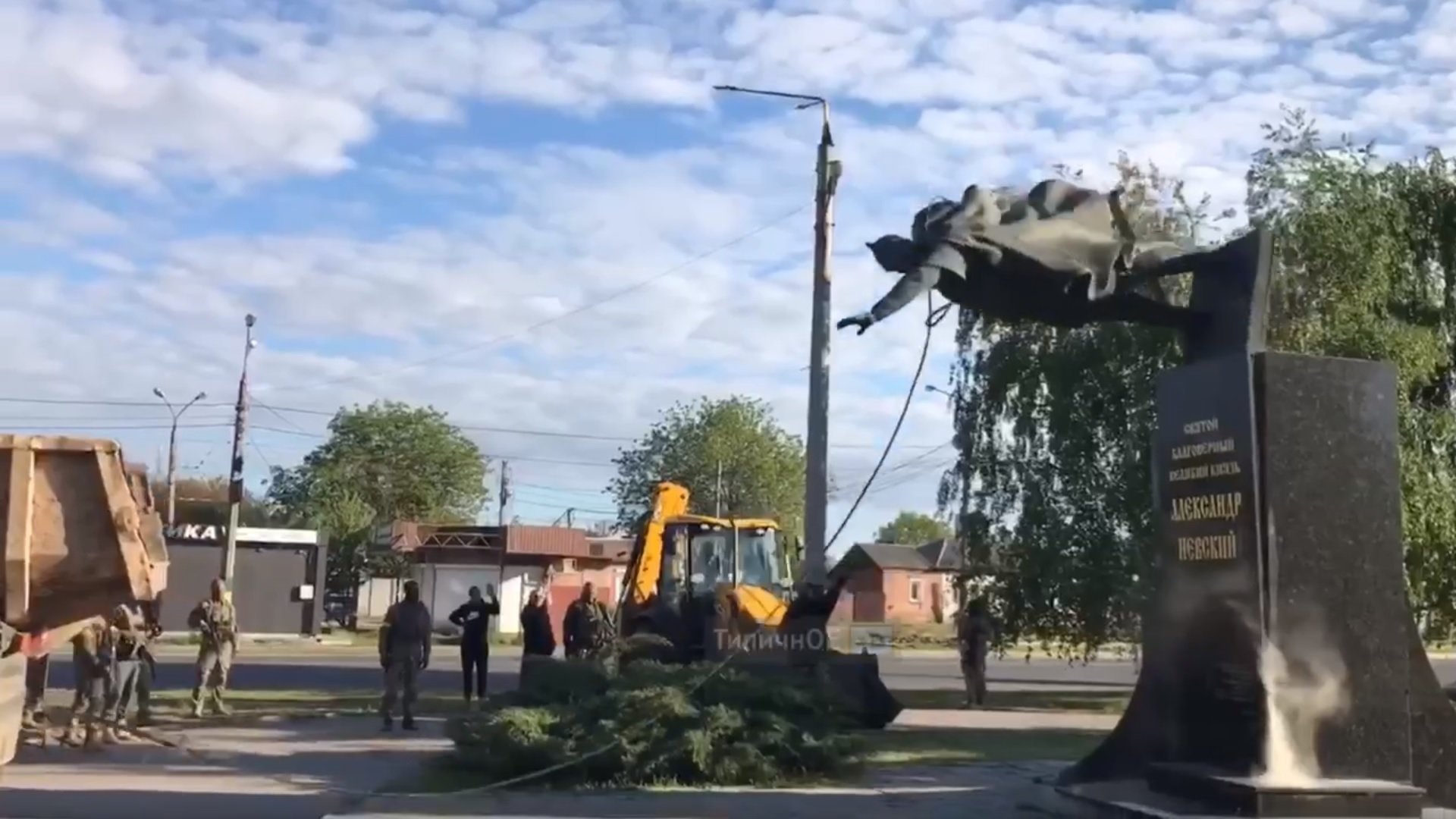 Строители наети от градския съвет в Харков събориха в четвъртък