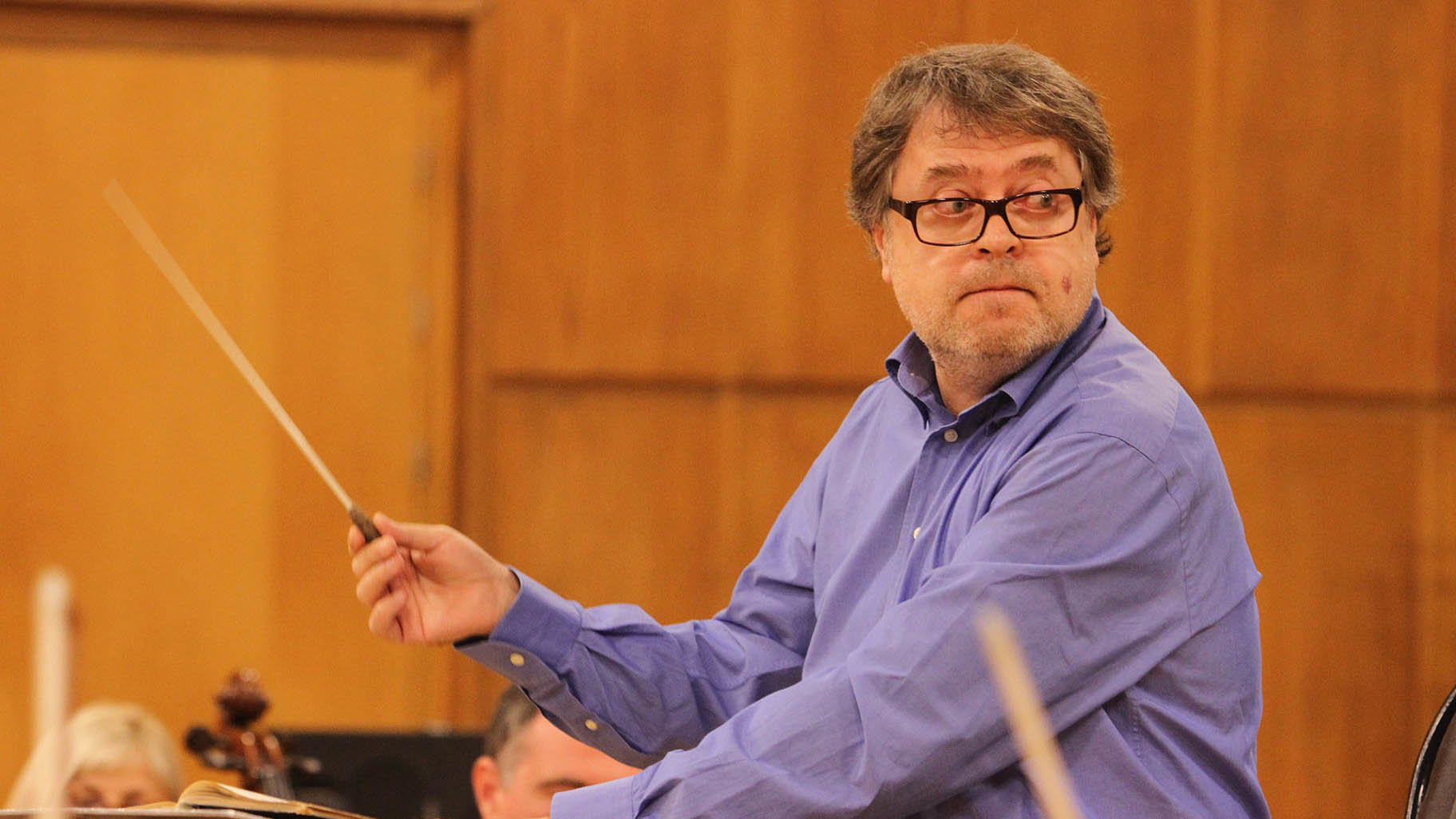 Скандал с евентуалната смяна на дългогодишния главен диригент на Симфоничния