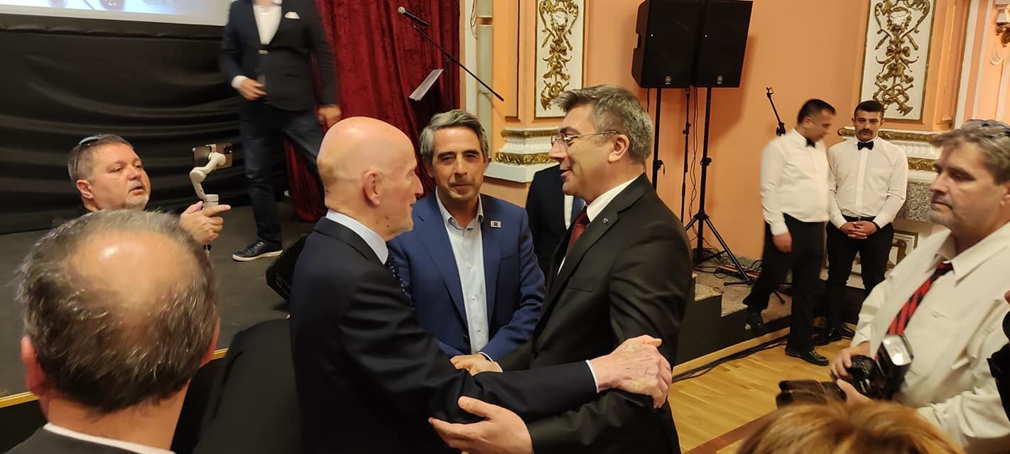 Симеон Сакскобургготски бившият президент Росен Плевнелиев и лидерът на ДПС