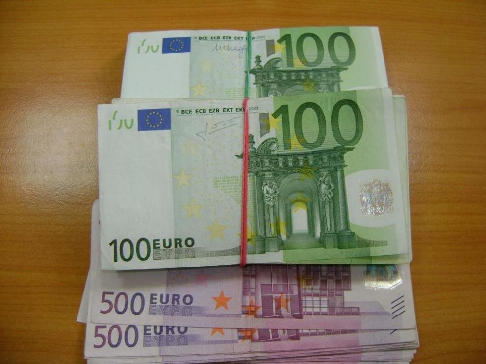 Недекларирани 41 000 евро откриха митническите служители на Пункт Малко
