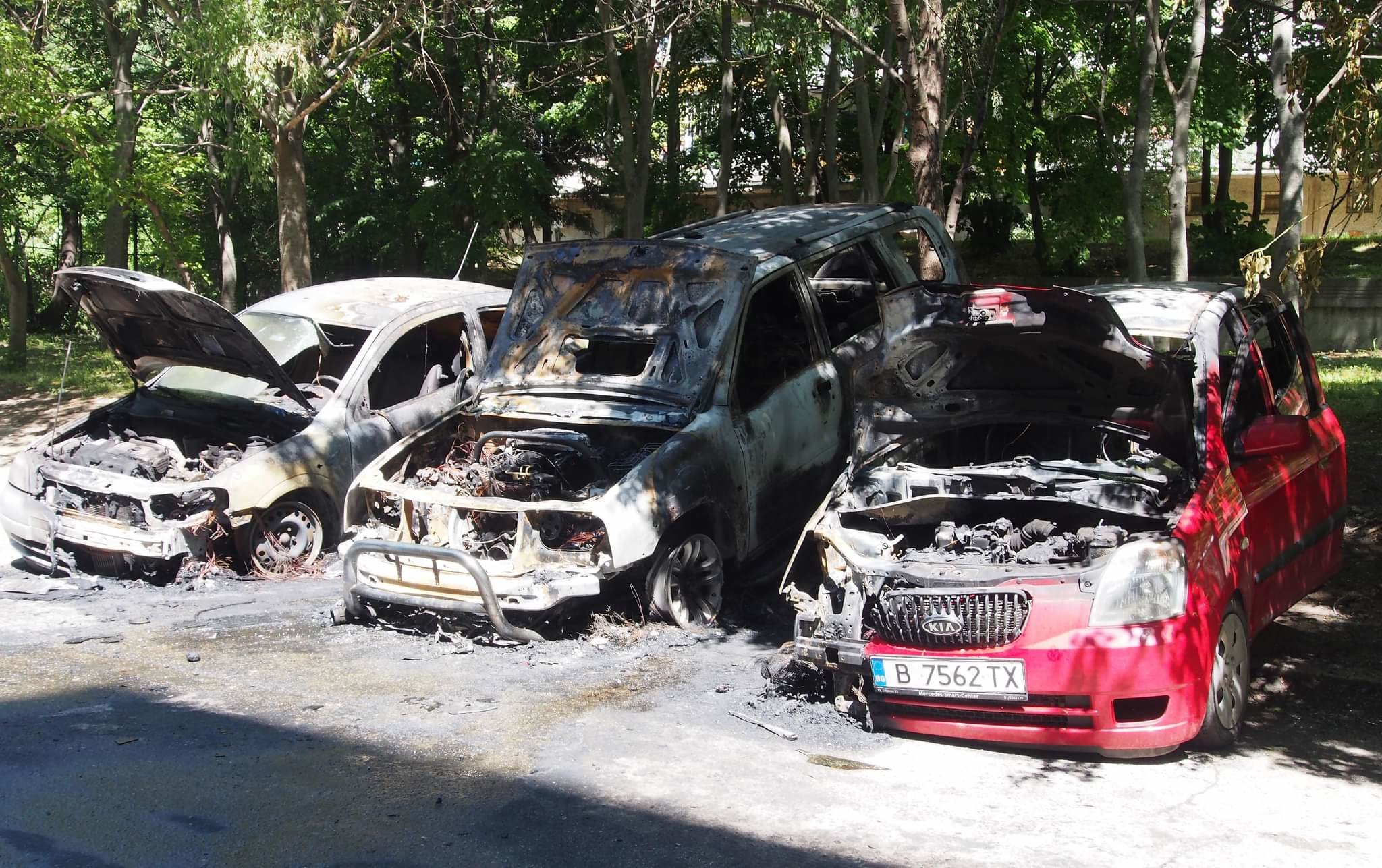 Три леки автомобила изгоряха пред блок на улица Роза във