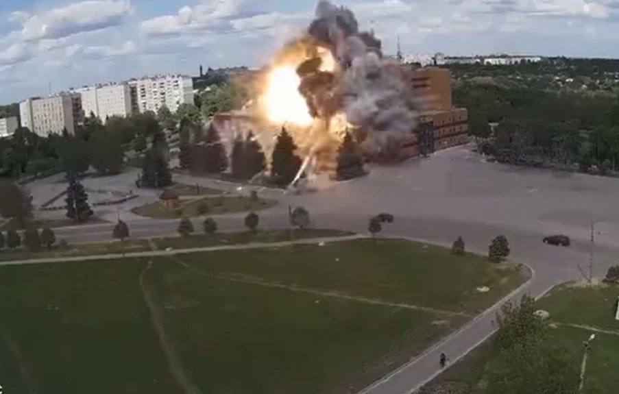 Руски ракетен удар по Дом на културата в град Лозова