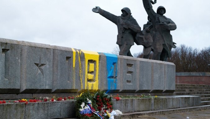 Латвия се освобождава от остатъците от съветското наследство – паметници