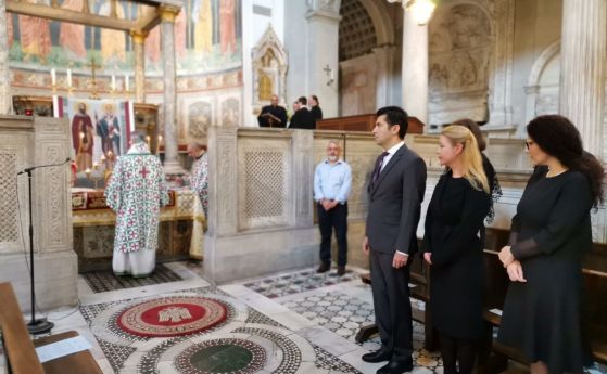 Петков с жена си Линда на божествена света литургия в базиликата ''Сан Клементе'' в Рим