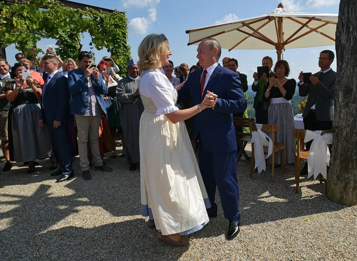 Бившият външен министър на Австрия Карин Кнайсъл която на сватбата