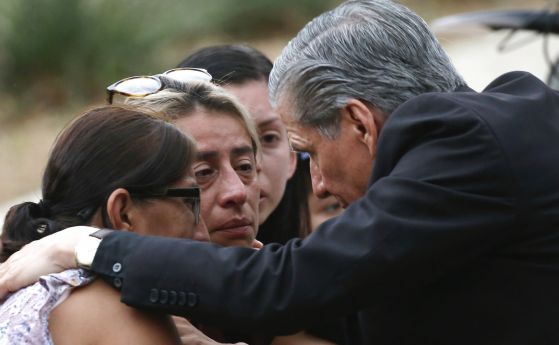 Архиепископът на Сан Антонио Густаво Гарсия Селер утешава семействата пред Гражданския център след смъртоносната стрелба в началното училище 
