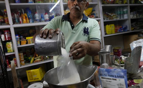 Мъж пакетира захар за клиент в Мумбай, Индия, сряда, 25 май 2022 г. 