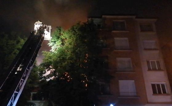 Пожарникари гасят пламъците в сградата на ул. 