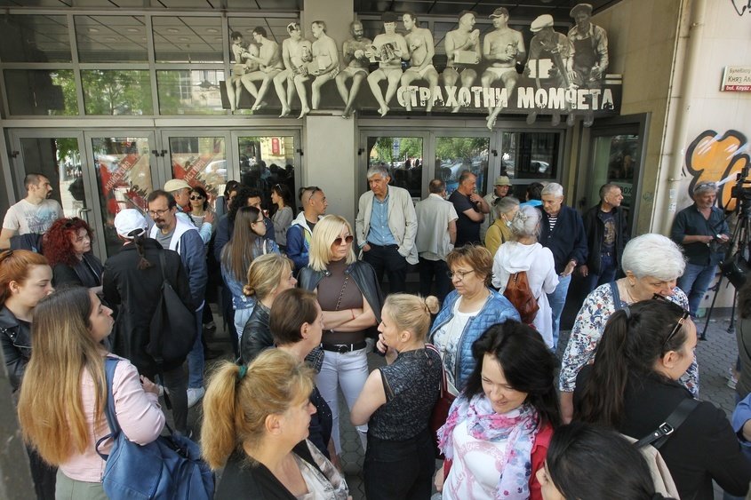 Актьори и граждани протестираха пред Младежкия театър Николай Бинев в