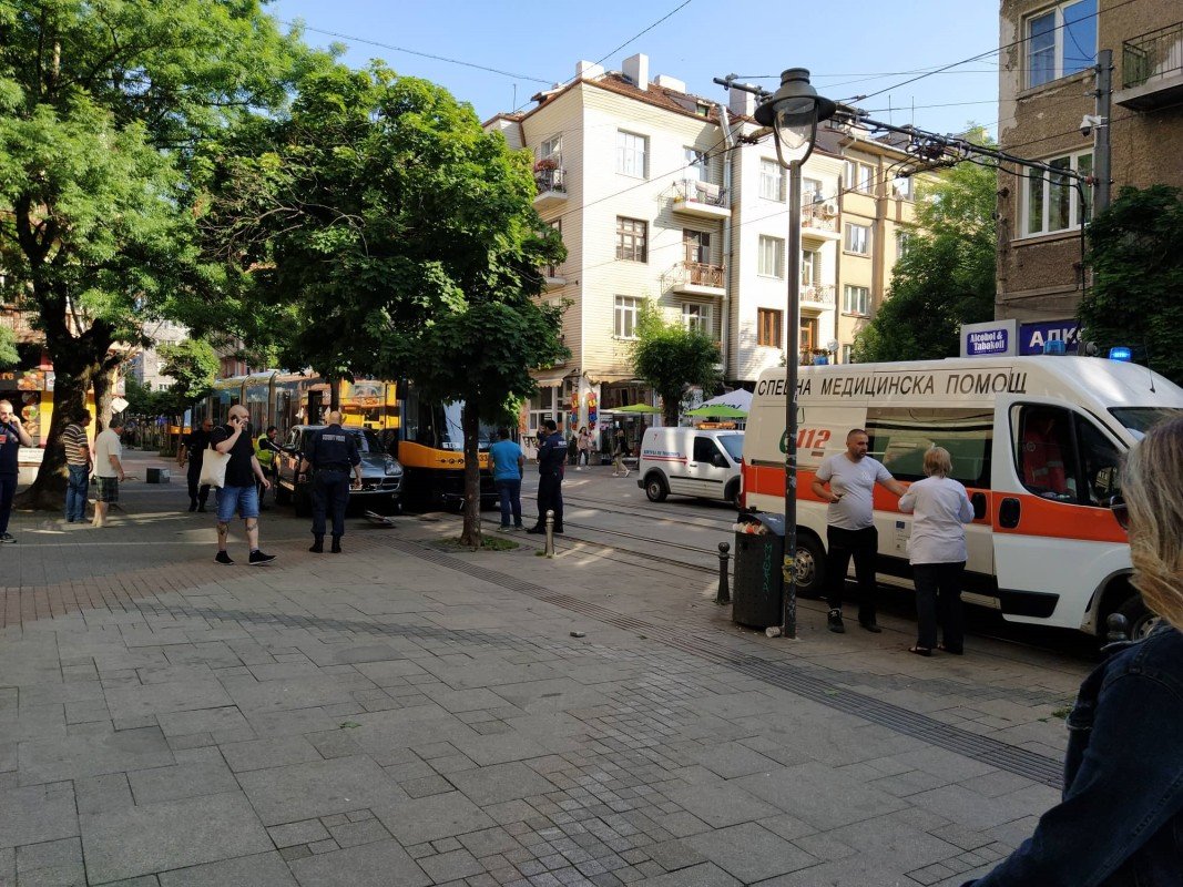Автомобил и трамвай №18 се сблъскаха в центъра на София