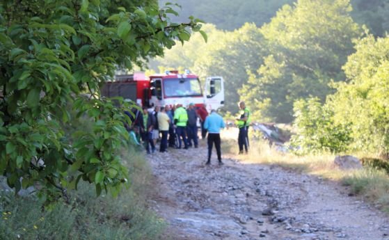 Миниван падна в 40-метрова пропаст край село Сушица, община Симитли, предаде