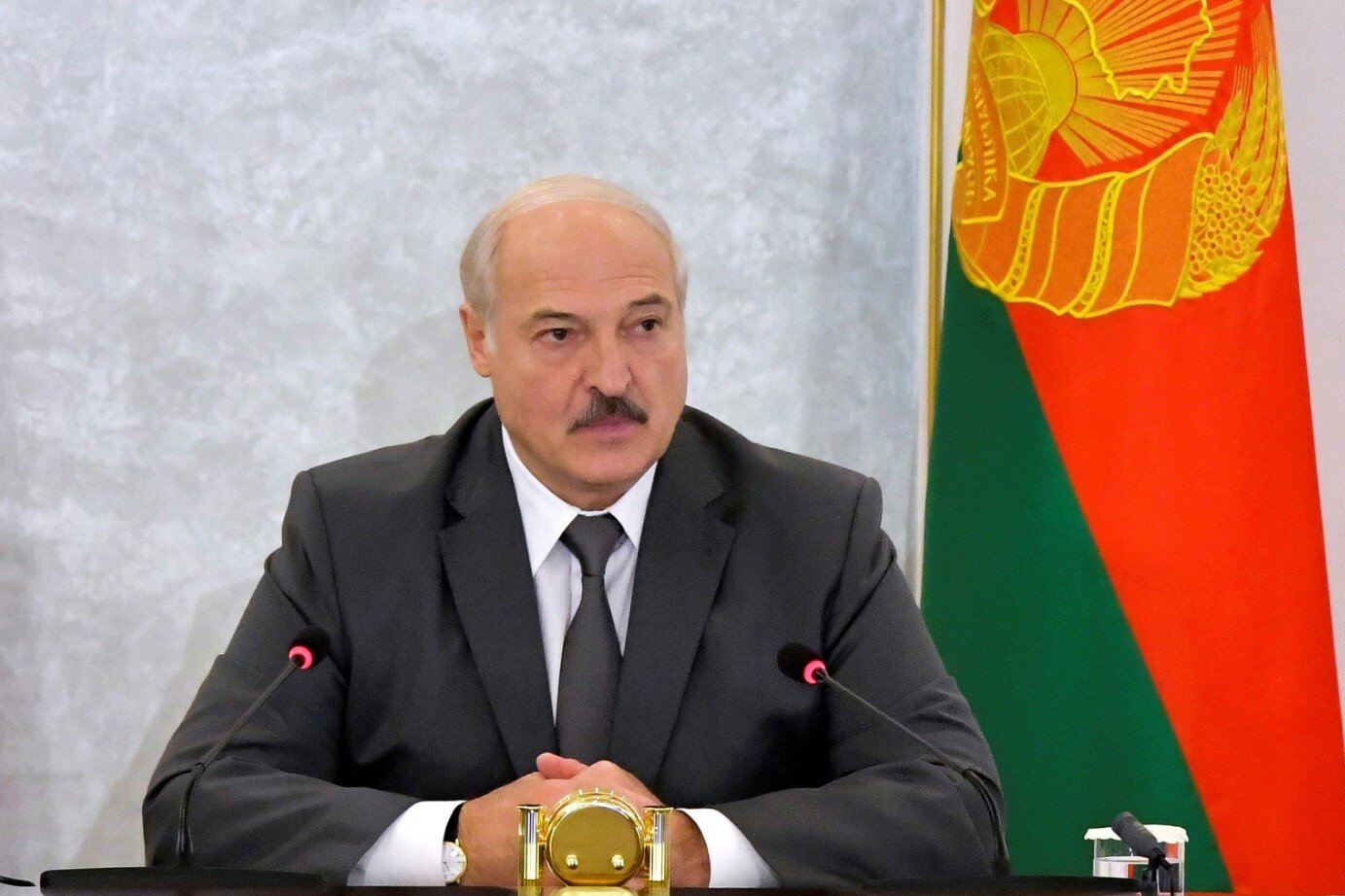 Беларуският президент Александър Лукашенко направи иронично предложение да доставя